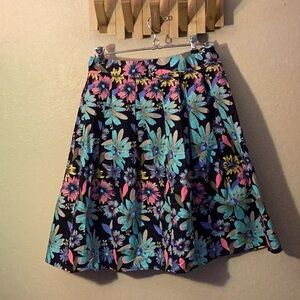 NWT Dressever adorable flare out skirt with floral and bee pattern. Very colorfu